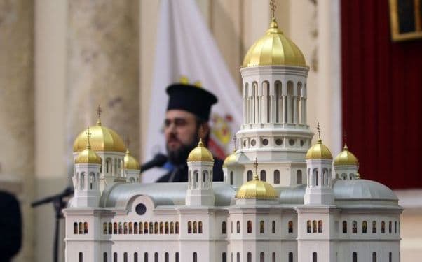 Patriarhul Daniel, cu ochii pe Arsenie Boca. Cozile de la Prislop s-ar putea muta la București dacă moaștele vor reuși să fie aduse la Catedrala Neamu
