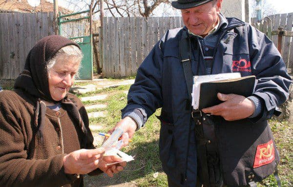 Veste bună pentru pensionari. Poştaşul le aduce mai mulţi bani