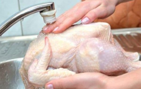Avertisment ! Nu mai spălaţi carnea de pui înainte de preparare