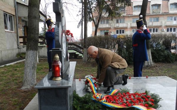 Raed Arafat a depus flori la monumentul eroilor pompieri din Botoșani - FOTO