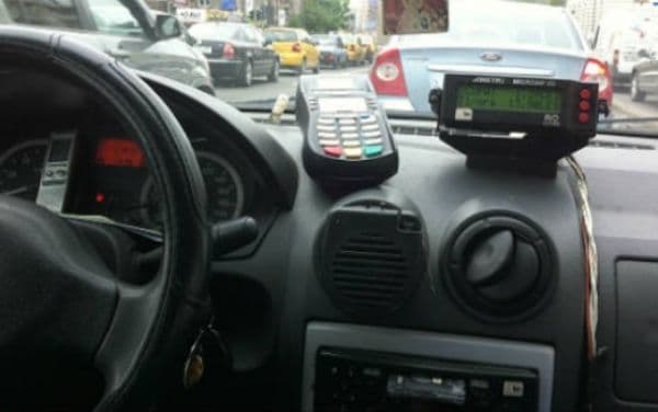 Toţi taximetriştii obligaţi să scoată bani din buzunar. Ce lege intră în vigoare