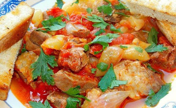 Piept de curcan cu sos de roșii