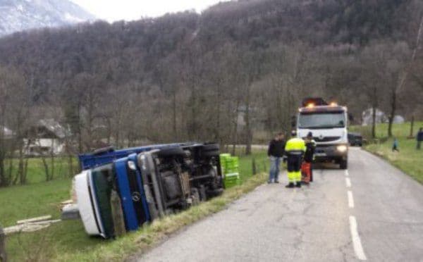 Un camion înmatriculat în România s-a răsturnat în Franța - șoferul dă vina pe GPS