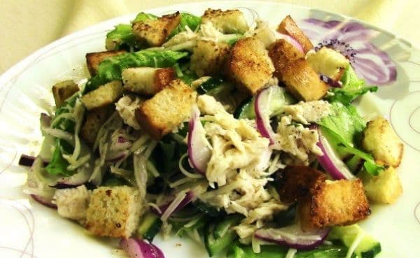 Salată cu piept de pui și crutoane