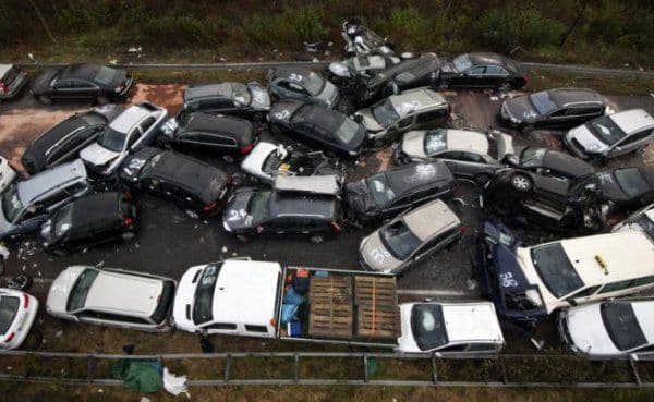 Doi români au provocat cel mai mare accident în lanț din istoria unei țări UE