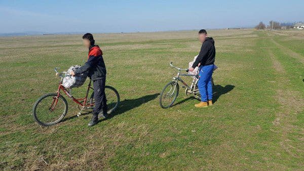 Ţigări de contrabandă transportate cu bicicleta - FOTO