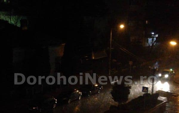Natura se dezlănțuie! Ploaie, tunete și fulgere ca în plină vară de 8 martie la Dorohoi! VIDEO - FOTO