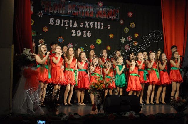 Prima parte a spectacolului „Flori pentru mama” s-a încheiat cu succes - GALERIE FOTO