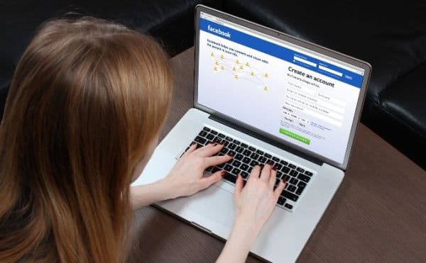 De ce unii oameni își pun pe Facebook întreaga viață