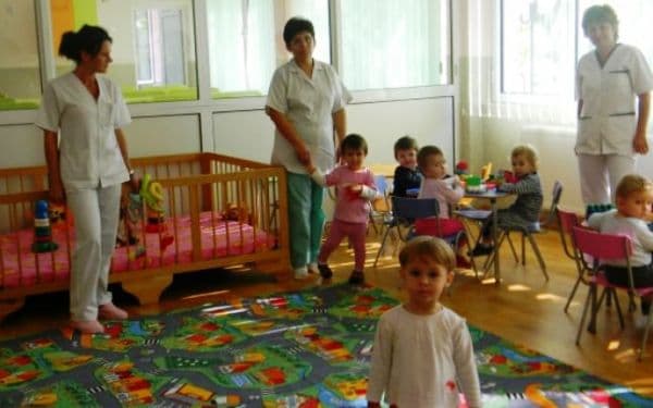 Autorităţile locale ar putea fi obligate să înfiinţeze cel puţin o creşă la 15.000 de locuitori