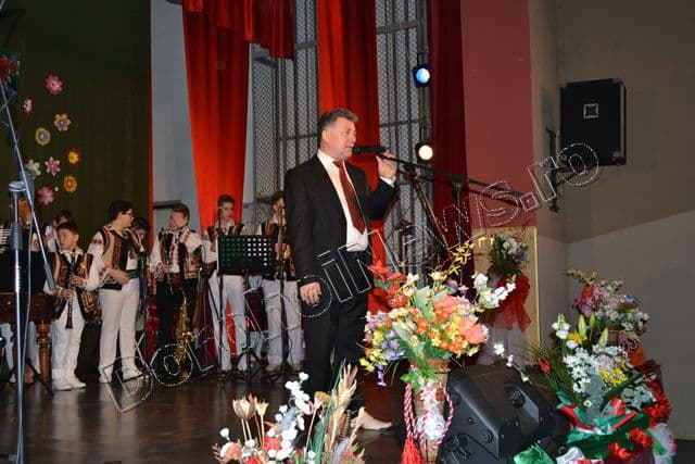 Momente de folclor autentic la partea a doua a spectacolului omagial „Flori pentru mama” - FOTO