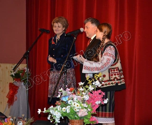 Inspectorul general al IȘJ Botoșani, Mihaela Huncă, prezentă la spectacolul omagial „Flori pentru mama” 2016 - FOTO
