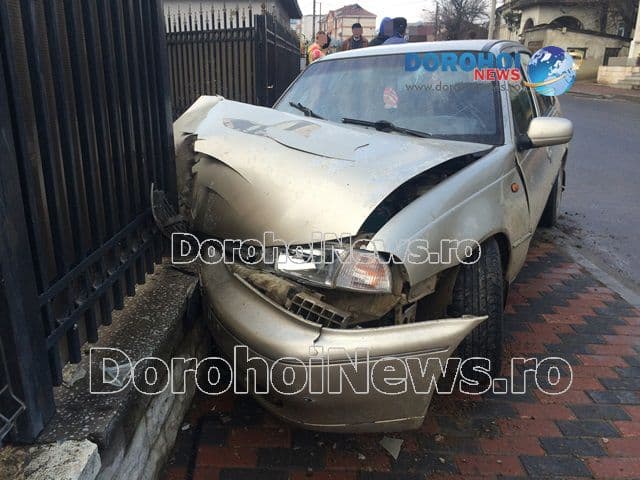 Accident! Mașină înfiptă în gardul unei case de pe strada Ștefan cel Mare din Dorohoi - FOTO