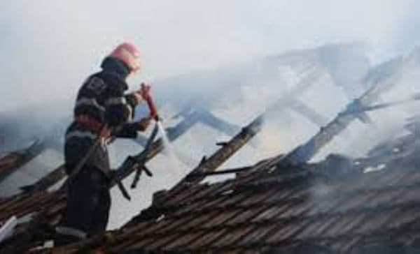 Locuinţă distrusă parţial într-un incendiu
