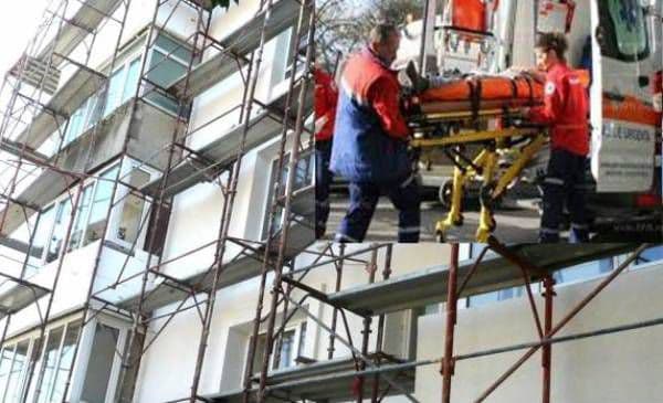 ITM Botoșani anchetează circumstanţele prin care un muncitor a căzut de pe o schelă de la aproximativ 14 metri