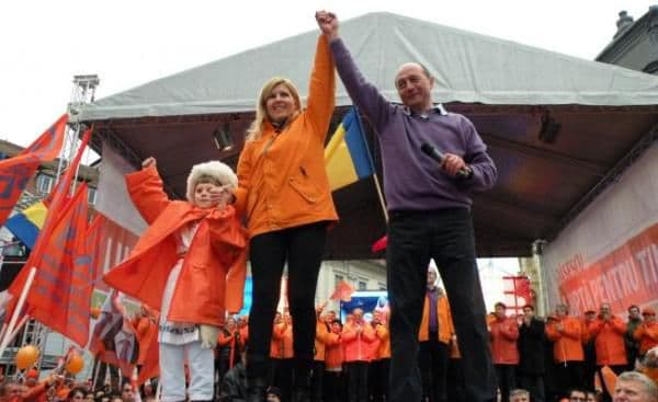 „Toţi oamenii preşedintelui” se toarnă la DNA. „Blonda supremă” a picat prima!