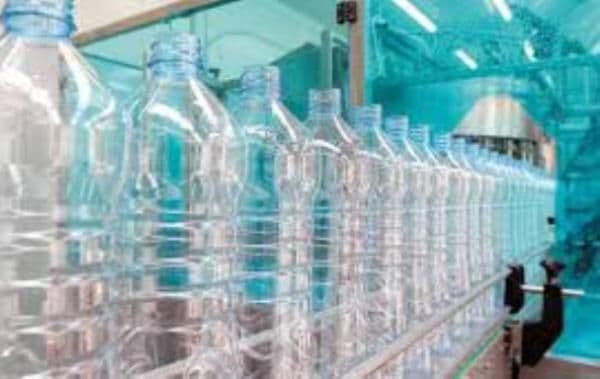 Alertă! Apă plată cu microbi, în supermarket. Vezi mărcile retrase