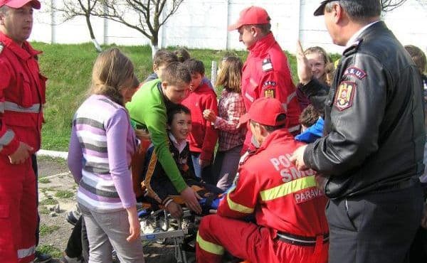 Pompierii botoşăneni, alături de copiii cu sindrom down