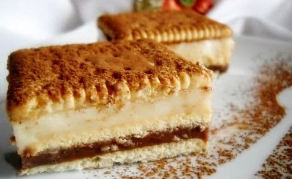 Prăjitură rapidă cu biscuiți și budincă