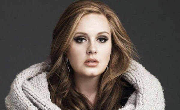 Adele, victima unui hacker care a furat și a făcut publice fotografii intime ale vedetei