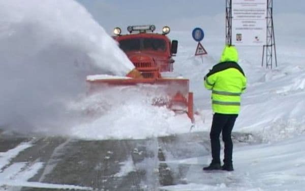 La Rânca, stratul de zăpadă are o jumătate de metru. Drumarii au ieşit cu utilajele de deszăpezire