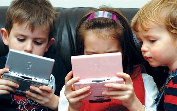 Zece motive pentru care copiii sub 12 ani nu ar trebui să folosească mobilul