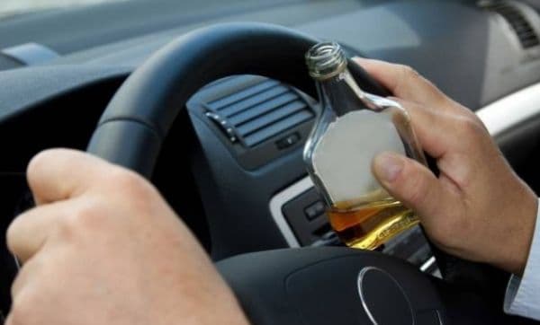 Ai băut şi te-ai urcat la volan? S-ar putea să-ţi iei adio, pe viaţă, de la permis!