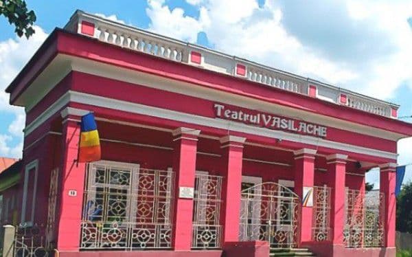 Sute de copii din Dorohoi s-au bucurat de microcaravana Teatrului „Vasilache”
