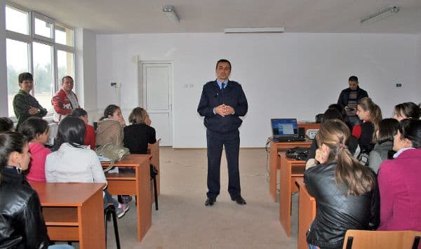 Acţiuni ale poliţiştilor botoşăneni, pentru prevenirea absenteismului şcolar şi a delincvenţei juvenile