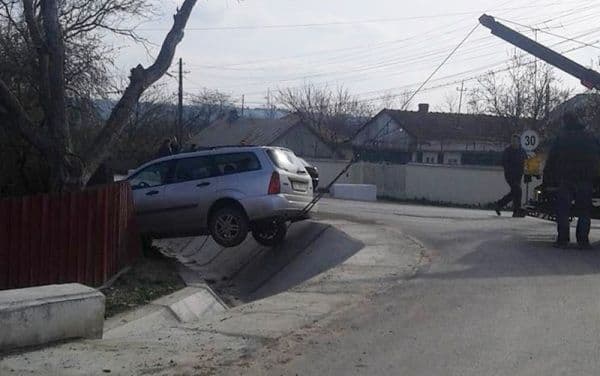 Accident bizar! Un șofer neatent a zburat cu maşina într-o curte
