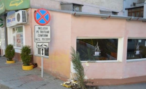 Un șofer băut a vrut să-și parcheze mașina într-un bar...