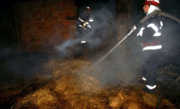 Două familii au rămas fără o parte din hrana pentru animale în urma unor incendii