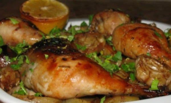 Pulpe de pui în sos de vin alb şi ierburi aromatice