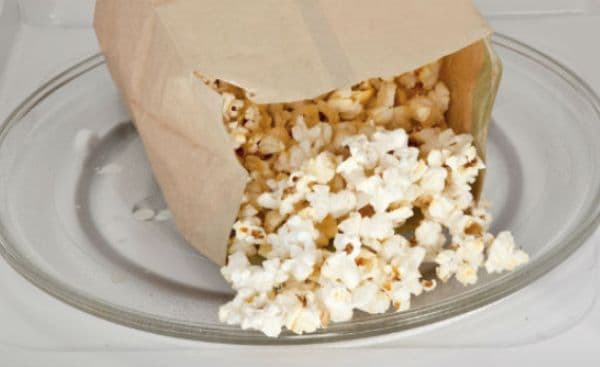 Cât de nesănătos este popcornul la microunde. Nu o să mai mănânci niciodată