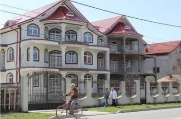 Oraşul din România construit cu ajutoarele sociale plătite de statul britanic
