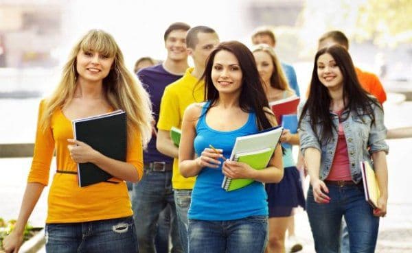 Atenție angajatori! Stimulent financiar pentru cei care încadrează elevi și studenți în perioada vacanțelor