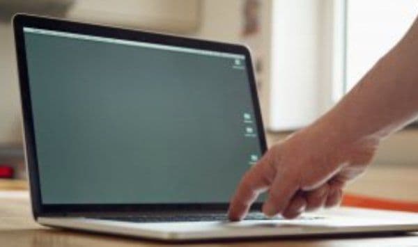 Lăsaţi laptopul în stand by? Motivul pentru care trebuie să îi daţi restart acum