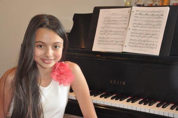 Își donează premiile de mii de dolari! La doar 13 ani, Laura Bretan, „Vocea” de la „Românii au talent”, îmbină perfect arta și caritatea la Chicago