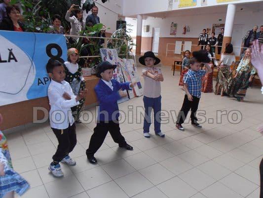 Ziua Internaţioală a Rromilor sărbătorită la Şcoala Gimnazială „Ştefan cel Mare” Dorohoi - FOTO