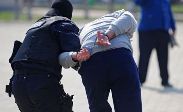 Botoșănean urmărit internaţional, depistat de poliţişti