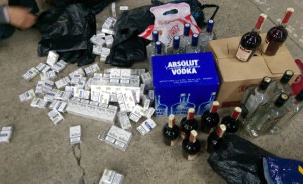 Bunuri nedeclarate depistate la frontieră, ascunse în plafonul unui autocar