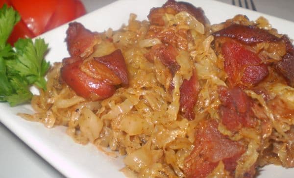 Varză dulce cu carne de porc afumată