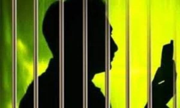Depistat în timp ce încerca să introducă telefoane mobile în penitenciar