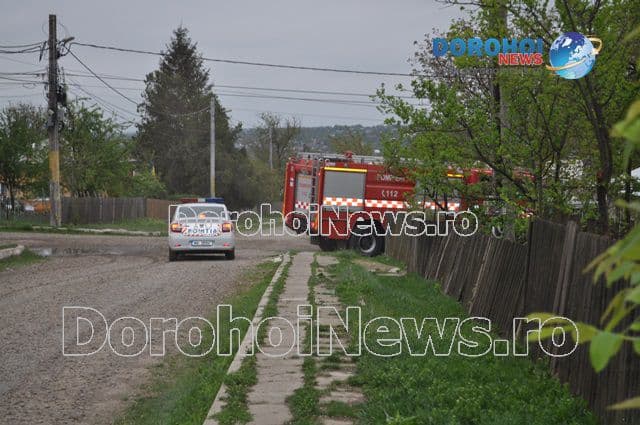 Autoritățile puse pe drumuri de un scandalagiu din Dorohoi care și-a incendiat căteva lucruri în fața casei - FOTO