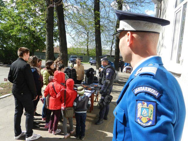 Ziua Porţilor Deschise pentru elevi la Jandarmeria Botoşani - FOTO