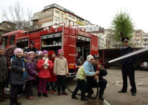 Elevi învăţaţi de pompierii din Botoşani, Dorohoi, Săveni, Ştefăneşti şi Truşeşti să-şi protejeze viaţa