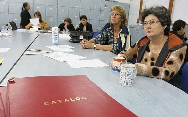 Proiect de lege pentru profesori: Ar urma să iasă la pensie mai devreme, dar cu o condiție