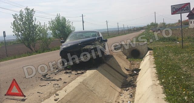 Accident rutier la Dersca. Impact violent cu un cap de pod - FOTO