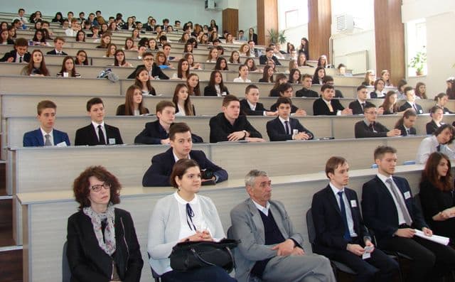 Prefectul Dan Nechifor a deschis Conferinţa „Botoşani Model United Nations” - FOTO