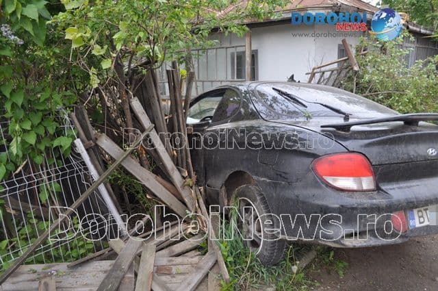 Accident de circulație în Dorohoi: Un autoturism s-a oprit în gardul unei case de pe strada Ștefan cel Mare - FOTO